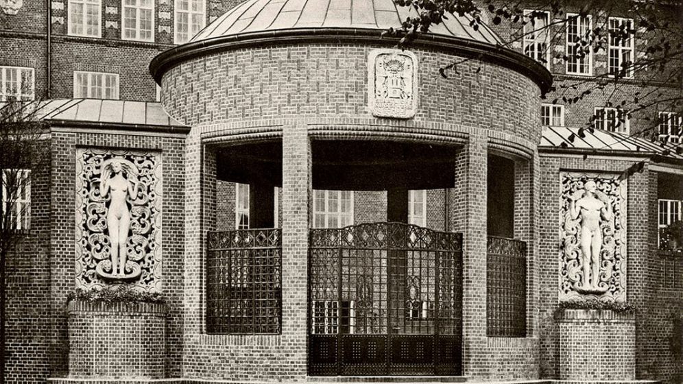 Entrance portal from 1913. © HFBK Hamburg