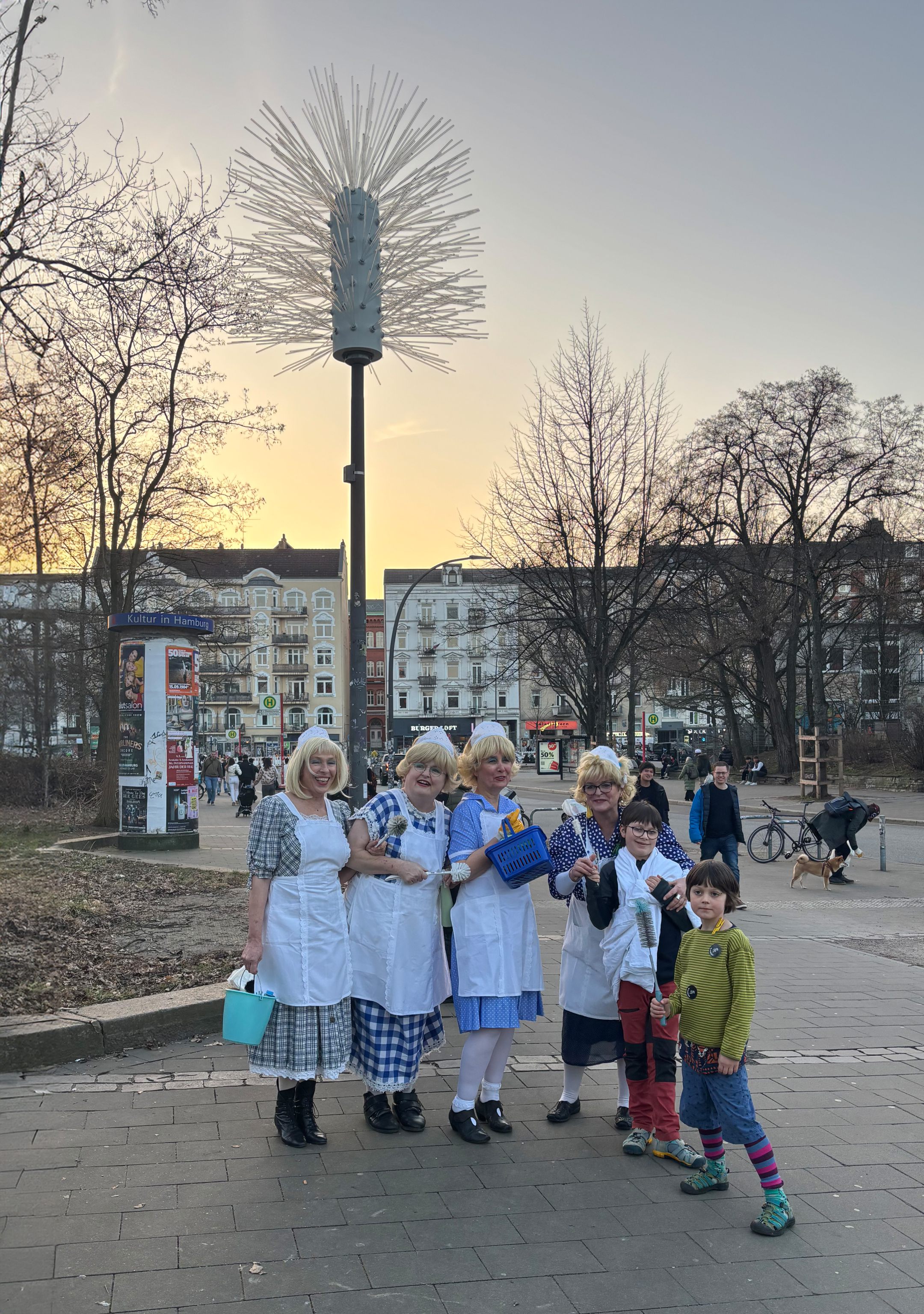 For the inauguration, we collaborated with the &ldquo;S&uuml;&szlig;e Frauen&rdquo; of Blaumeier-Atelier Bremen, who presented a performance.