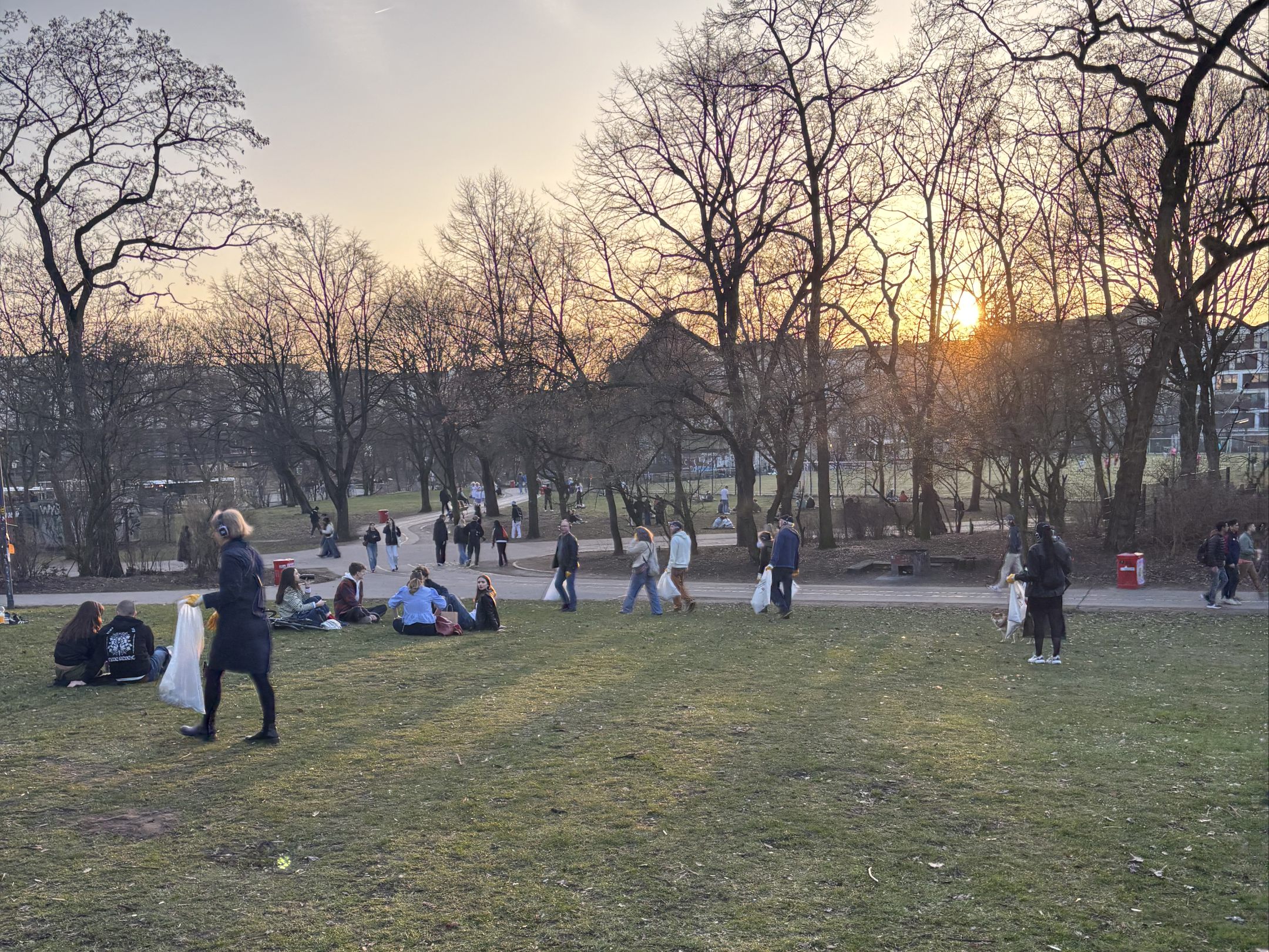 The event also included a trash-collecting action registered with Hamburger Stadtreinigung, during which participants listened to an audio piece on headphones.