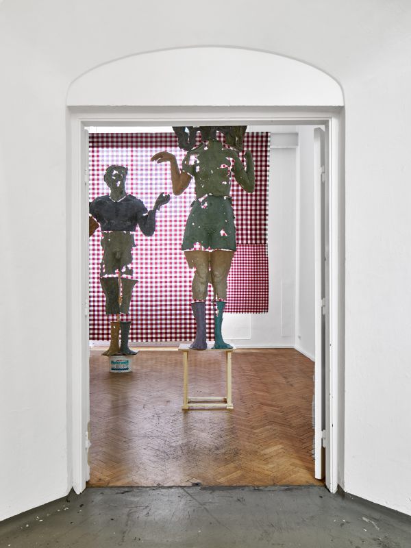 Paper Mach&eacute;, Wood, Fabric, Paint bucket, Screws, Construction ladder, Figures ca. 3,5&thinsp;&times;&thinsp;80 cm, Background 5&thinsp;&times;&thinsp;4 m
