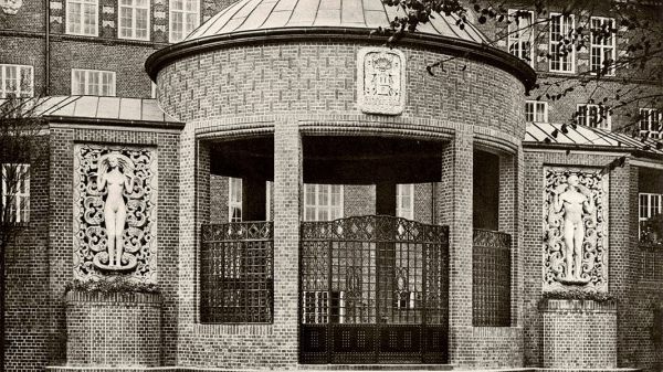 Entrance portal from 1913. &copy; HFBK Hamburg